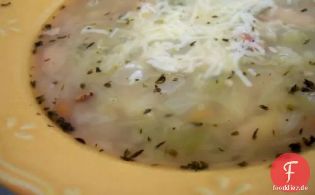 Schnelle Kohl- und weiße Bohnensuppe