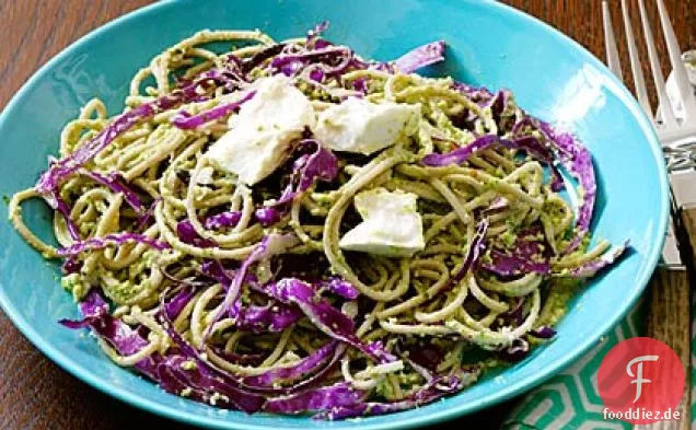 Kalter Soba-Feta-Salat mit Edamame-Pesto