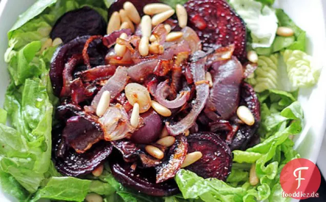 Rote Zwiebeln, Rote Beete und Pinienkerne
