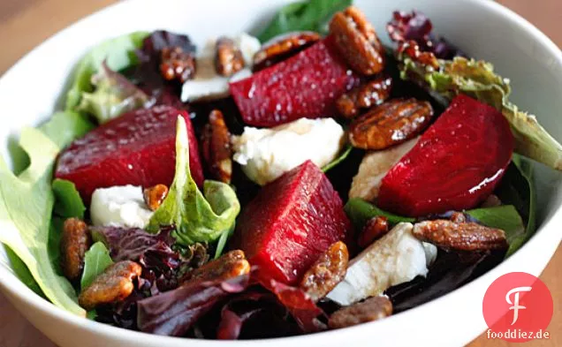 Baby Greens mit Ziegenkäse, Rüben und kandierten Pekannüssen