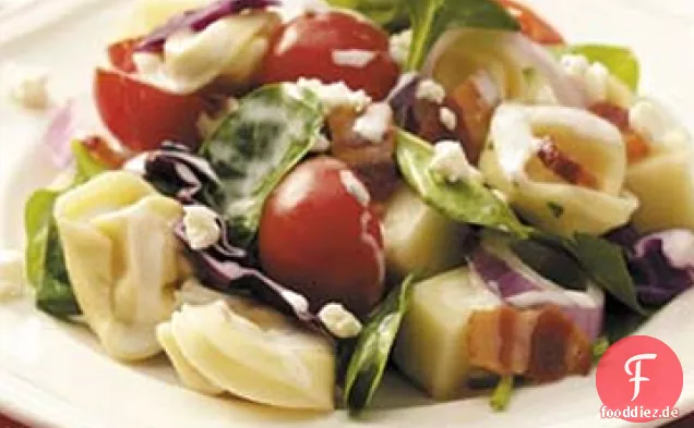 Geschichteter Tortellini-Salat