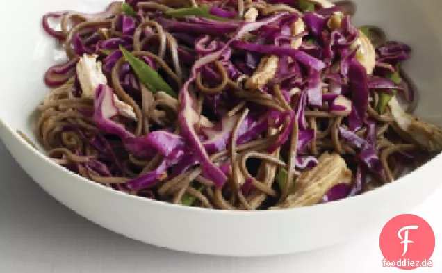 Soba Nudelsalat mit Huhn und Schalotten