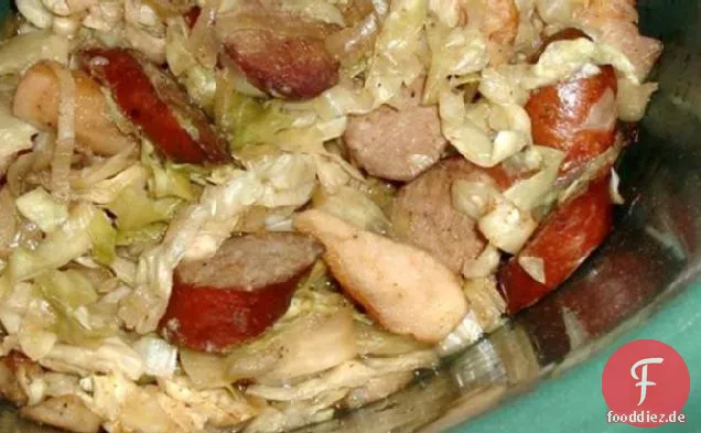 Geräucherte Wurst mit Kohl und Äpfeln