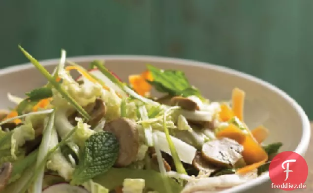 Hühnchen-, Pilz- und Krautsalat mit Soja-Zitronen-Dressing