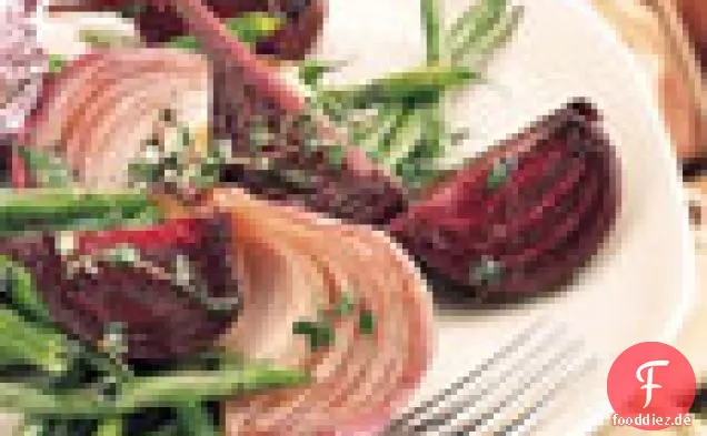 Geröstete grüne Bohnen, rote Zwiebeln und Rübensalat