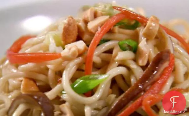 Stir-Fry-Nudeln mit Jalapenos und Erdnüssen