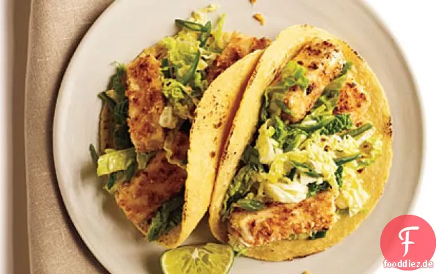 Erdnuss-verkrustete Tofu Tacos mit würzigen Slaw
