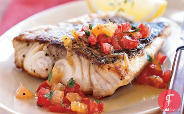 Gebratener Wolfsbarsch mit Zitrus-Erbstück-Tomaten-Vinaigrette