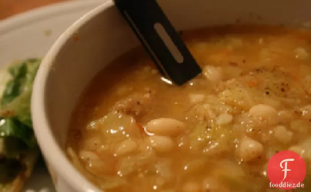 Italienische Wurst-Kohlsuppe mit weißen Bohnen