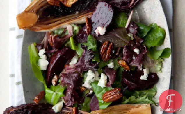 Gegrillter Bittergrünsalat mit gerösteten Rüben, gewürzten Pekannüssen &