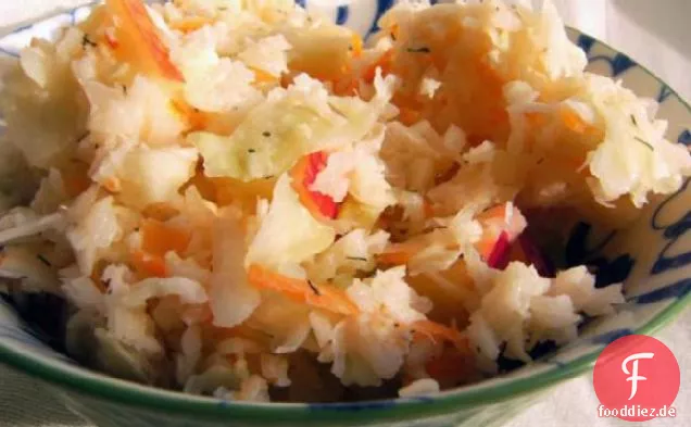 Krautsalat mit Apfel und Zwiebel