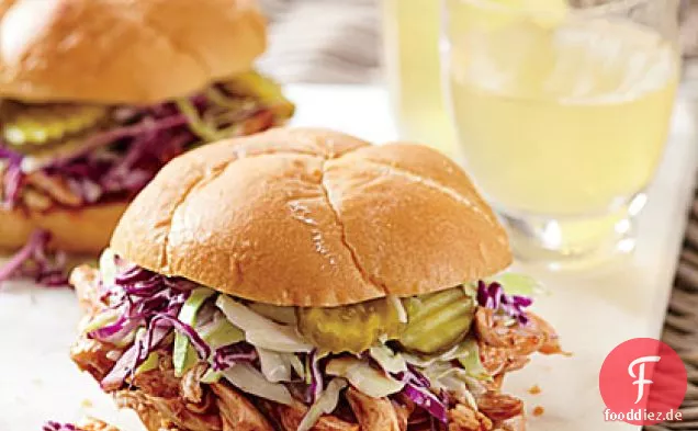 BBQ Chicken Sandwiches mit Gurke Saft Slaw