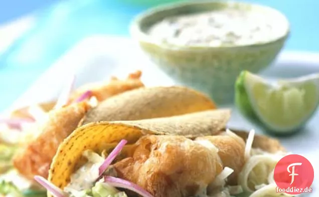 Bier zerschlagene Fisch-Tacos mit Baja-Sauce