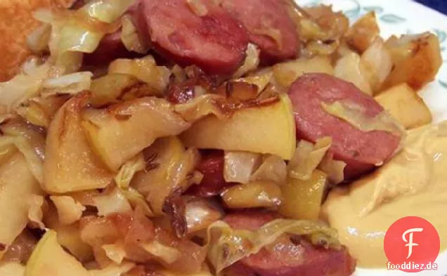 Geräucherte Hühnerwurst mit Äpfeln & Kohl