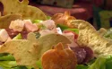 Vampir Huhn-Rüben-Salat mit Schalotten und Ziegenkäse und Zwiebel gerösteten Ghouls