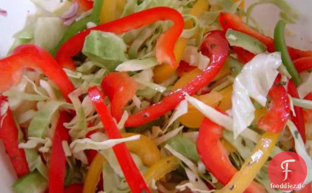 Dreifarbige Paprika, Ananas, Slaw