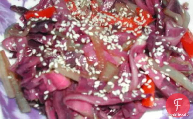 Rotkohl mit asiatischen Aromen berührt