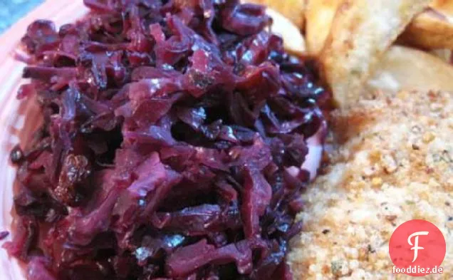 Rotkohlsalat mit Äpfeln, Rosinen & Honigdressing