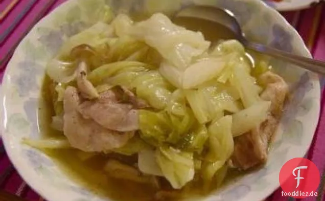 Geschmortes Schweinefleisch nach hawaiianischer Art mit gebratenem Kohl