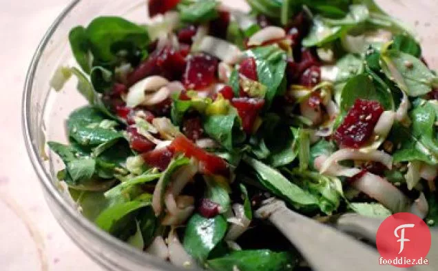 Mache Salat mit Endivien und Rüben