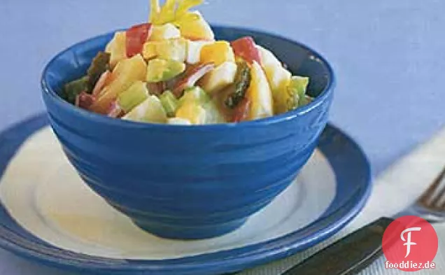 Altmodischer Kartoffelsalat mit süßen Gurken