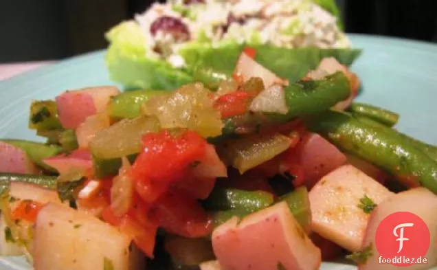 Grüne Bohnen und Kartoffeln in klobiger Tomatensauce