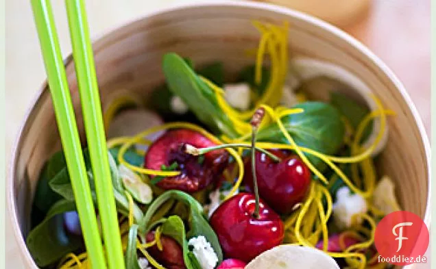 Sommerliche Mâche, Gelbe Rüben und junger Fenchel Salat