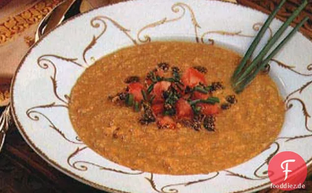 Linsensuppe mit Senföl und Tomaten-Schnittlauch-Topping