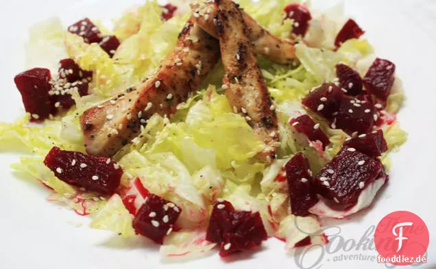 Hühnersalat mit Salat und Rote Beete