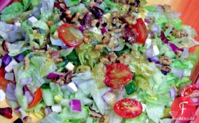 Chop-Salat Mit Getrockneten Preiselbeeren und Ricotta Salata