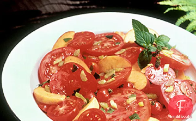 Geprägter Pfirsich-Tomaten-Salat