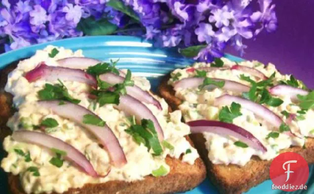 Geräucherter Paprika Eiersalat Sandwich auf Vollkorn