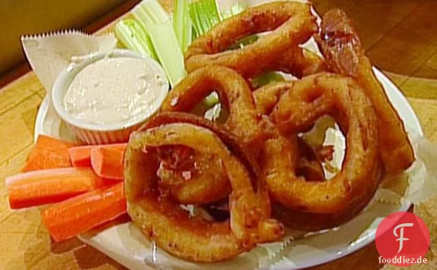 Würzige Büffelzwiebelringe und Blauschimmelkäse-Dip