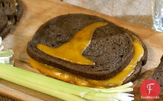 Gegrillter Käse Sand-Hexen mit Sellerie Besenstiele