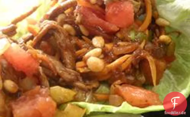 Gehacktes Schweinefleisch und Wassermelonen-Salat-Wraps