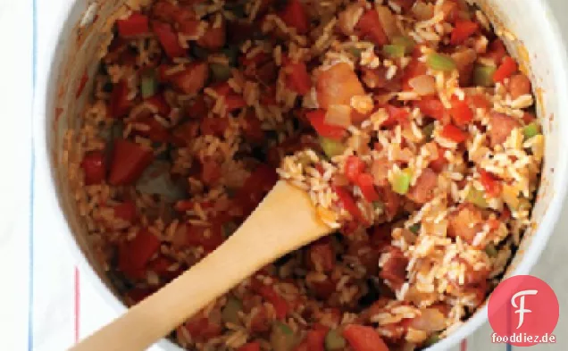 Roter Reis mit Wurst und Paprika