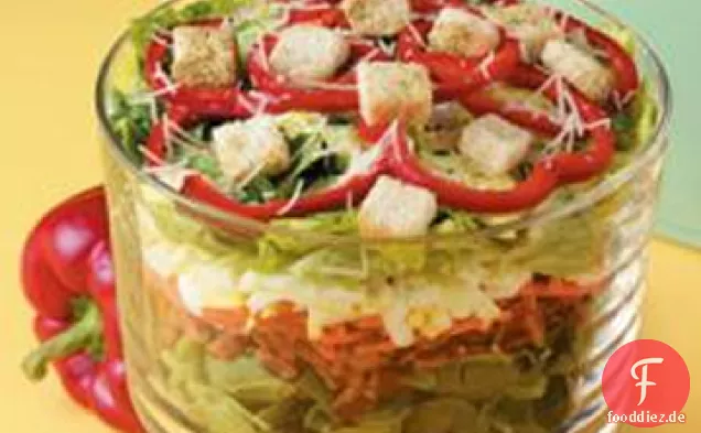 Hübscher geschichteter Salat