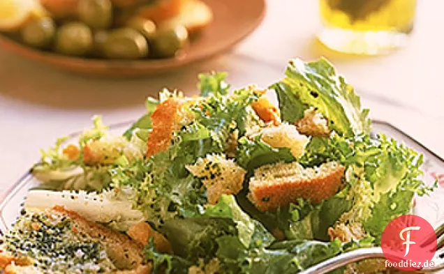 Chicorée-Salat mit riesigen Knoblauchcroutons