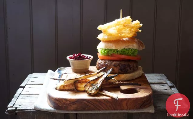 Wildburger mit gerösteten Pastinakenstrohhalmen