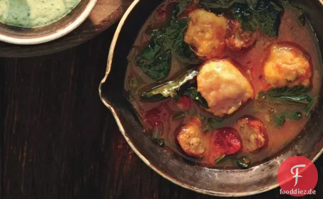 Gemischter grün-und Wurst-Suppe mit Maismehl Knödel