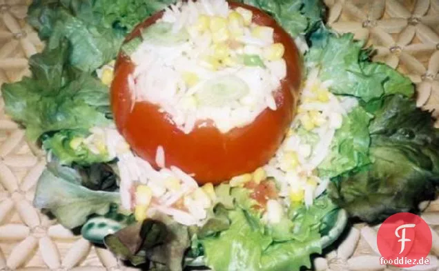 Orzo-Maissalat in Tomatenschalen