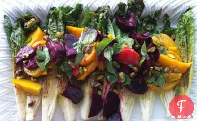 Herzen der Romaine Mit Rüben, Pistazien Und geröstetem Knoblauch Vi