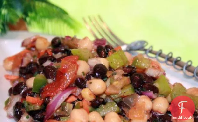 Salat aus schwarzen Bohnen und Garbanzo