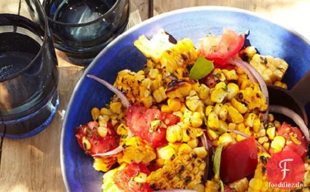 Verkohlter Maissalat mit Basilikum und Tomaten