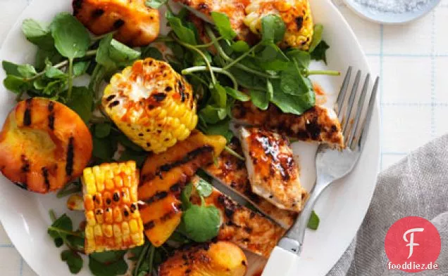 Honig-Chile-Ingwer gegrilltes Hähnchen und Pfirsichsalat