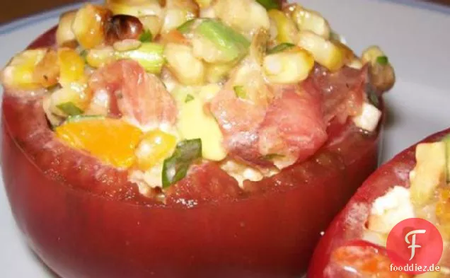 Gefüllte Tomaten mit gegrilltem Maissalat