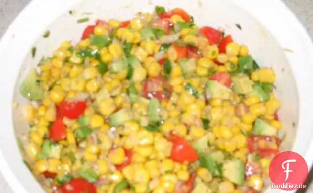 Mais -, Avocado-und Tomatensalat