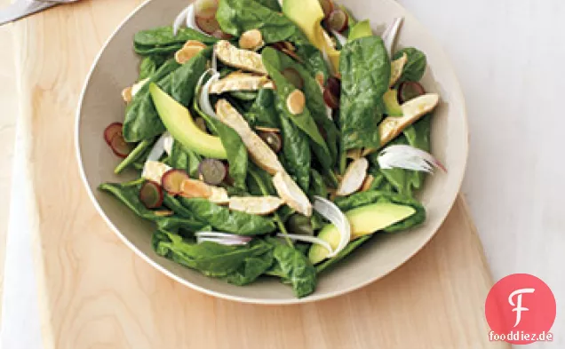 Hühnersalat mit Trauben, Avocado und Mandeln über Spinat