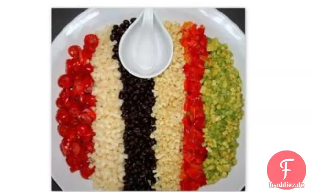 Gehackter mexikanischer Salat mit gerösteten Paprikaschoten, Mais, Tomaten und