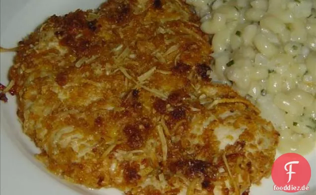 Paprika und schwarze Bohnen auf einem Bett aus knusprigen Tortillastreifen